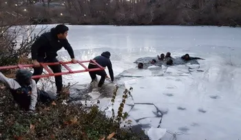 Modelos salvan a adolescentes que cayeron a lago congelado mientras se tomaban selfies