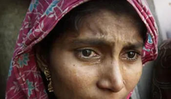 Una joven india se arroja de un segundo piso para escapar de sus violadores