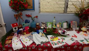 Jóvenes con limitaciones exhiben y venden artesanías que fabrican