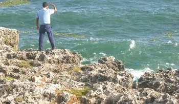 Bomberos siguen buscando jóvenes perdidos en el mar