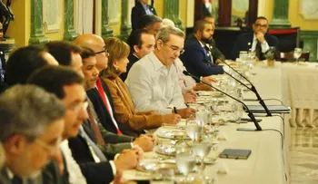 Presidente Abinader almuerza con comunicadores
