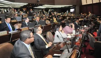 ''Diputados hacen piñata con dinero del pueblo'', dice la Iglesia Católica