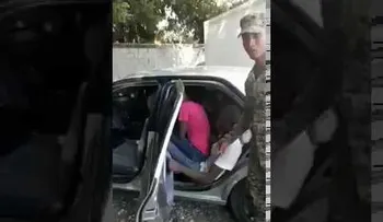 16 haitianos como "sardina" en un carro; y caben más...