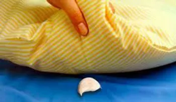 Porque no me lo dijeron antes: Esta mujer coloca un ajo debajo de la almohada de su hijo. 