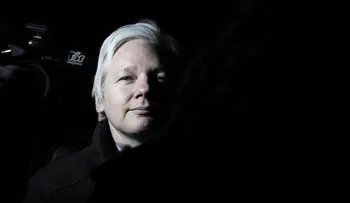 La Policía británica dice que detendrá a Assange si sale de la embajada