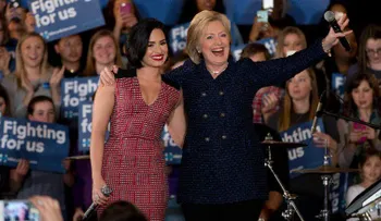 Hillary Clinton se apoya en Demi Lovato para atraer a las votantes jóvenes