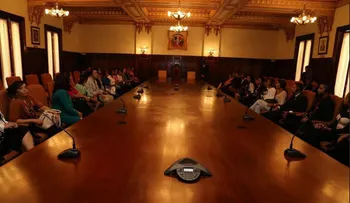 Jóvenes realizan recorrido en las instalaciones del Palacio Nacional