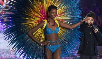 Modelo hace historia con su afro en el desfile de Victoria s Secret