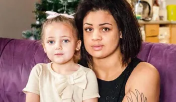 La madre la dejó ir sola al baño, y lo que sucedió fue triste y doloroso 