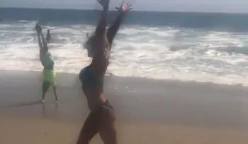 Nadia Comaneci  presume de su gran forma física, gracia y agilidad con un video 