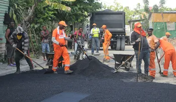 Obras Públicas supervisa trabajos de asfaltado y bacheo en sectores de Santo Domingo Norte