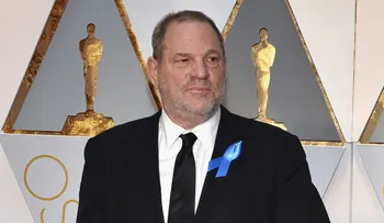Reapareció Harvey Weinstein: de incógnito, con una peluca y una extraña inscripción en su gorro