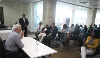 Vargas Llosa habla con jóvenes escritores dominicanos