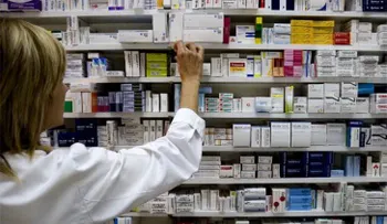 Farmacias trabajan medio turno ahogados por la escasez