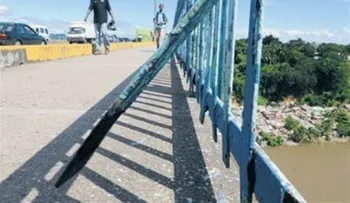 Asaltante era perseguido por multitud muere al lanzarse del puente de La 17 