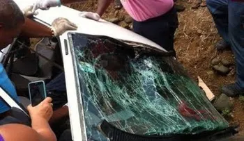 Hombre de 64 años muere al sufrir infarto y chocar vehículo con puente 