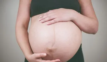 ¿Se puede quedar embarazada si estas reglando?