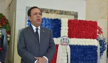 Autoridades del Banco Central depositan ofrenda floral en el Altar de la Patria
