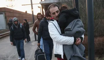 Dinamarca aprueba polémica ley para confiscar pertenencias de refugiados