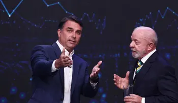 Lula y Flávio Bolsonaro cruzan denuncias ante el TSE por abuso de poder y manipulación algorítmica a días del balotaje