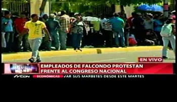 Empleados de Falcondo protestan frente al Congreso Nacional