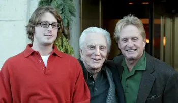 Hijo Michael Douglas obtiene permiso judicial para visitar a su abuelo