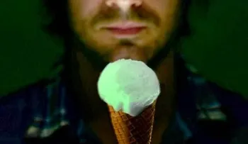 Inventan el helado fluorecente