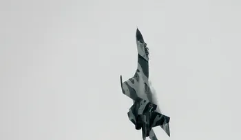 Avión de combate ruso hace maniobra acrobática sobre avión de reconocimiento de EE.UU.