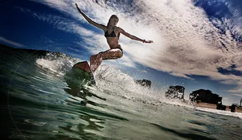 Los efectos positivos del surf en las mujeres