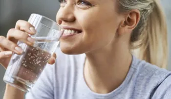 Lo que sucede a tu organismo cuando solo bebes agua durante un mes