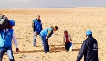 La foto que conmueve al mundo: un niño huye de la guerra siria con solo 4 años cruzó solo el desierto