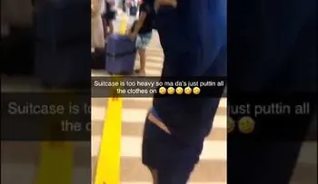 Un pasajero se viste con 15 camisas para no pagar maleta adicional