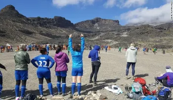 Mujeres futbolistas rompen récord mundial al jugar un partido en la cima del Kilimanjaro