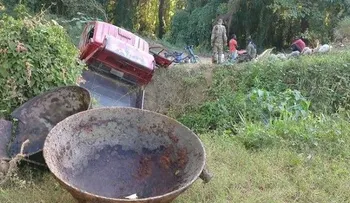 Dos heridos al volcarse camión transportaba contrabando desde Haití