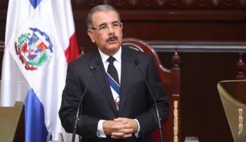 Presidente Medina condecora Almirante (R)  Sigfrido Pared Pérez y confirma gobernador Banco Central