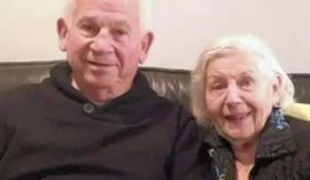 Su mamá fallece y la hija observa con atención que le pone la mano a su papá. Una historia de amor 