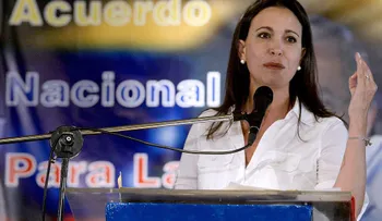 Le halan el pelo a María Corina Machado en Mérida