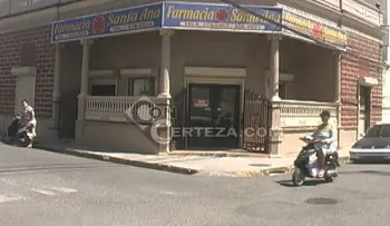 Roban jeepeta y asaltan farmacia cerca de cuartel policial