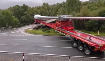 Cómo girar 90 grados con una carga de 60 metros de largo en una sola maniobra