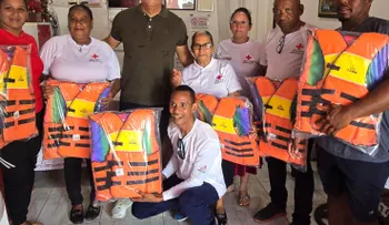 César Ruiz entrega chalecos salvavidas a la Cruz Roja para fortalecer labores de asistencia en Las Terrenas