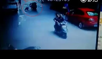 Suicida se tira de edificio y cae sobre motociclista