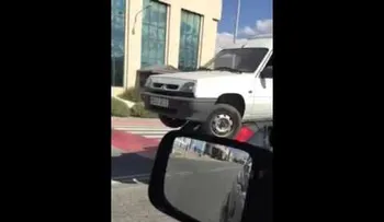 Con el coche a cuestas: curiosa imprudencia a falta de grúa en España