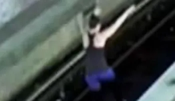 Detienen a mujer por practicar yoga en las vías del metro