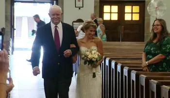 Una novia camina al altar acompañada por el hombre que recibió el corazón de su padre