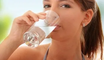 13 problemas causados por no beber suficiente agua