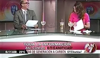 Presentador de Noticias se tira tremendo peo durante programa 