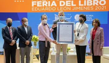 Cultura y Fundación Eduardo León Jimenes entregan Premio Feria del Libro 2021 a Tulio Matos Rodríguez