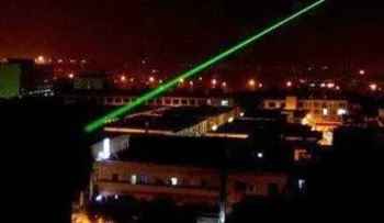 Avión aterriza de emergencia en el AILA luego de ser apuntado con puntero laser