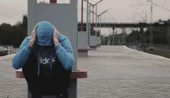 Un joven despilfarró fortuna ganada en lotería, y acusa a su agente de darle malos consejos