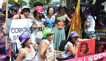 Protestan con poca ropa para exigir un 5% del PIB para la Salud 